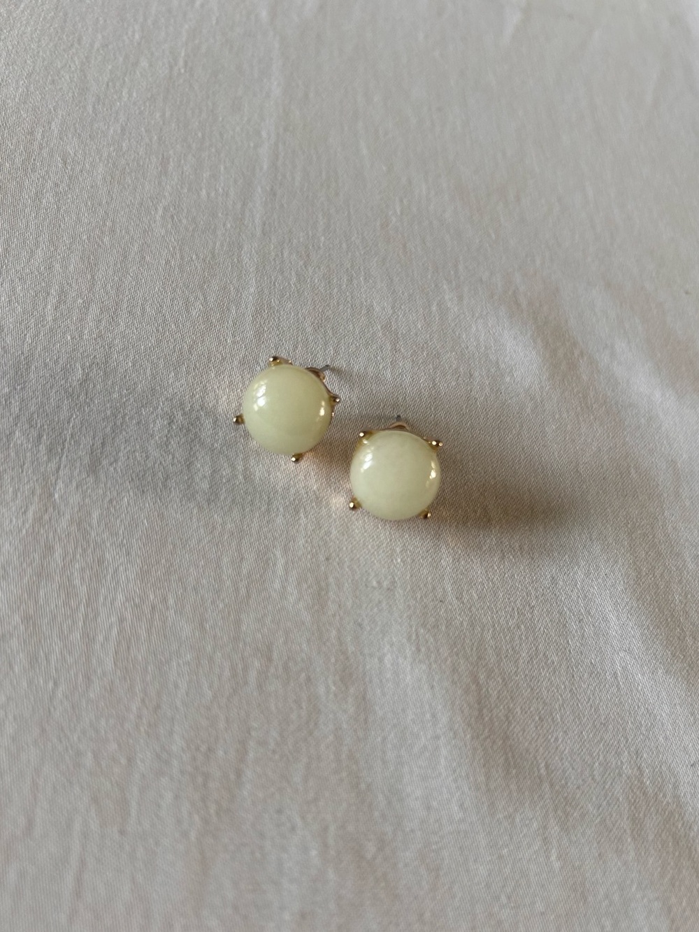 Pale Mint Green Round Cabochon Stud Earrings Gold Tone